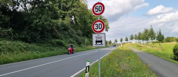 In beiden Kurven beim Elend in Kalletal gilt nun Tempo 30 bei Nässe. - © Nadine Uphoff
