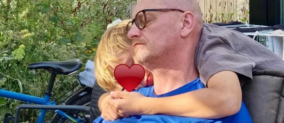 Umarmung für den Papa: Jörn Spilker leidet an einem bösartigen und aggressiven Hirntumor. - © Nicole Spilker