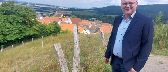 Swen Horstmann wandert leidenschaftlich gerne. Für das Interview hat er deshalb den Burgberg in Schwalenberg als Lieblingsort ausgewählt. - © Michaela Weiße