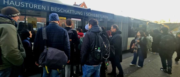 Die Situation rund um den Schienenersatzverkehr von Detmold nach Bielefeld isrt angespannt. Viele Pendlerinnen und Pendler sind genervt. Das wird sich die kommenden zwei Wochen auch nicht ändern. - © Janet König