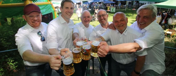 Die Organisatoren des Familientags (von links) Lutz Gronemeyer (Chef 1. Kompanie), Sebastian Boer (Chef 2. Kompanie), Oliver Fietz (Chef 4. Kompanie), Raphael Peters (Spieß 2. Kompanie), Thorsten Kerkhoff (Spieß 3. Kompanie) und Udo Grothklags (Chef 3. Kompanie) stoßen auf eine gelungene Veranstaltung an. Fotos: Schützengesellschaft Oerlinghausen - © Oerlinghauser Schützengesellschaft