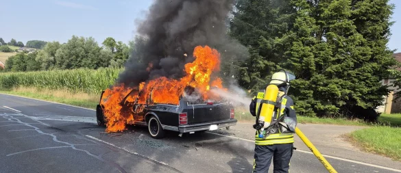 Die Feuerwehr löschte die "Hochzeitskutsche". - © Feuerwehr Lemgo
