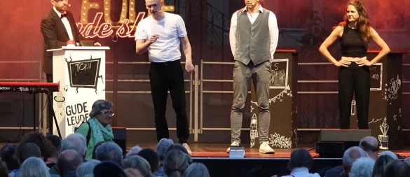 Das Impro-Theater "Gude Leude" bei seinem Auftritt auf dem Lemgoer Marktplatz. - © Axel Bürger