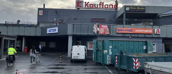 Vor dem Eingang des Kaufland-Gebäudes zeugen Mulden und Absperrbänder von den laufenden Umbauten im Inneren. - © Jana Beckmann