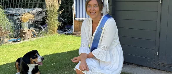 Königin Janina Balk in ihrem Garten mit Hund "King Louie". - © Sven Kienscherf