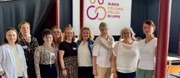 Die Gleichstellungsbeauftragten im Kreis Lippe machen gemeinsame Sache - und haben ein neues Logo entwickelt (von links): Darja Klassen (Stadt Detmold), Grita Behrens (Gemeinde Leopoldshöhe), Lena Schneider (Stadt Detmold), Chiara Wolter (Stadt Lage), Linda Szymanski (Gemeinde Augustdorf), Nicole Krüger (Kreis Lippe), Christiane Osterhage (Alte Hansestadt Lemgo), Katrin Winter (Stadt Lage), Sybille Lüdecke (Stadt Bad Salzuflen). - © Bildrechte: Nicole Krüger