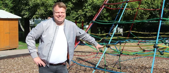 Oliver Humke steht am Kletterturm an der Grundschule in Alverdissen. Er möchte Bürgermeister von Barntrup werden. - © Nadine Uphoff