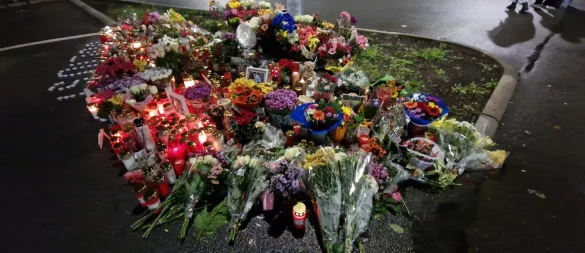 An der Gedenkstelle auf dem Supermarktplatz in Brake liegen immer mehr Blumen und Kerzen. - © Nadine Uphoff