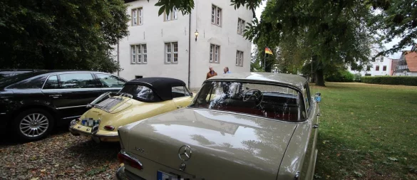 Mit Oldtimern wie diesem Mercedes aus den 60er Jahren oder dem Porsche sind die Leute angereist, die sich für den Kauf des Schlosses Alverdissen interessieren. - © Jens Rademacher
