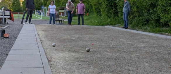 Sportlern des TSV Kirchheide testen die neuen Boulebahnen. - © TSV Kirchheide