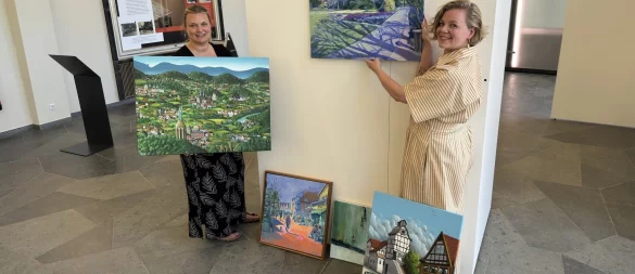 Sonja Beinlich (links) und Celia Kaspar hängen die ersten Kunstwerke an die Stellwände in der Wandelhalle. - © Sven Kienscherf