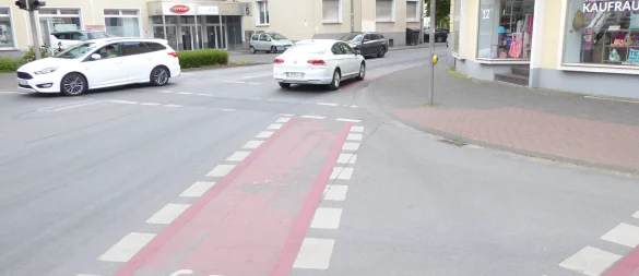 Der ADFC Lippe kritisiert die Radverkehrsführung an der Kreuzung Hermannstraße/Fürstengartenstraße in Detmold. - © Werner Kloppmann/ADFC Lippe