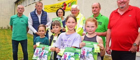 Übergabe der Mal- und Vorlesebücher an der Grundschule Kusselberg: (vorne von lins) Maximilian, Maximilian, Pauline und Juliana. (hinten von links) Udo Weber (Verkehrswacht Lippe), Jens Klusmeier (Lippische Landesbrandversicherung), Regina Schneider (K&L Verlag), Karsten Seefeld (Vorsitzender der Verkehrswacht Lippe), Cord-Helge Meier (Vorstandsmitglied Verkehrswacht Lippe) und Rüdiger Scheuß (Ortsbürgermeister Pivitsheide V.L.). - © Nicole Ellerbrake