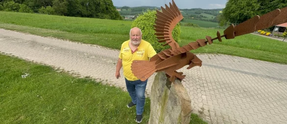 Friedrich Wilhelm Mügge auf dem Windberg. Auf dem höchsten Punkt der Kurstadt steht eine Adler-Skulptur, die sein Sohn gebaut hat. Bei klarer Sicht kann man hinter ihm bis zur Porta Westfalica schauen. - © Sven Kienscherf