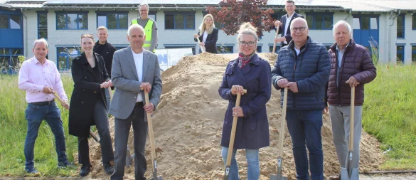 Der ehemalige Schulleiter der Gymnasiums Dr. Peter Pahmeyer (hintere Reihe von links), Architekt Jens Schröer von der EPU Gruppe, Jörn Stöckmann vom Bauunternehmen Kögel und Nunne, die stellvertretende Schulleiterin Bianca Schimmel, Daniel Nunne vom Bauunternehmen Kögel und Nunne sowie (vorne, von links) Architektin Verena Lütkemeyer von der EPU Gruppe, der Bürgermeister der Stadt Horn-Bad Meinberg Heinz-Dieter Krüger, Schulleiterin Anja Vothknecht, der Vorsitzende des Schulausschusses Ralf Leßmann und der Vorsitzende Manfred Robrecht vom Bauauschuss der Stadt Horn-Bad Meinberg beim Spatenstich. - © Kyrill von Matuschka
