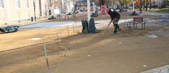Die Esplanade an der Stadthalle (links) erhält ihre wassergebundene Oberfläche. Während der hintere Teil (zur Schlosswache hin) bereits fertig ist, wird vorne noch gearbeitet. - © Jana Beckmann