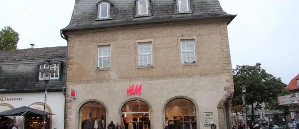 Das Geschäftshaus Lange Straße 68-70, in dem H&M seinen Sitz hat, steht zum Verkauf. - © Jana Beckmann