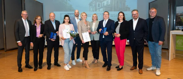 Sönke Tuchel (Geschäftsführer VIVENO Group, v. l.)), Petra Pigerl-Radtke (Hauptgeschäftsführerin IHK Bielefeld), Christoph Rüther (Landrat des Kreises Paderborn), Jasmina Chahrour (Bambini-Welt – das Kinder Salzcafé), Markus Backes (Leitung Fachbereich Teutoburger Wald Tourismus), Ute Röder (Verwaltungsvorständin Kreis Lippe), Svenja Jochens (Hauptgeschäftsführerin IHK Detmold), Axel Lehmann ( Landrat des Kreises Lippe), Regierungspräsidentin Anna Katharina Bölling, Björn Böker (Geschäftsführer OstWestfalenLippe GmbH) und Jörg Viehoff (Geschäftsführer Heinz-Nixdorf-Museumsforum) diskutieren über Tourismus. Foto: Marcella Ranft - © Marcella Ranft