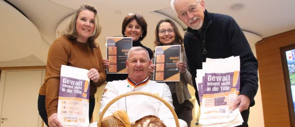 Mickel Biere von der Bäcker-Innung der Kreishandwerkerschaft Paderborn-Lippe (vorne mit Brötchenkorb), Gleichstellungsbeauftragte Nicole Krüger (von links), Stefani Quentell (Soroptimist-Club Detmold), Christiane Nitschke (Soroptimist-Club Detmold-Lippische Rose) und Günter Kuhlemann (Dr. Ritter-Stiftung) setzen ein Zeichen gegen häusliche Gewalt. - © Kreis Lippe