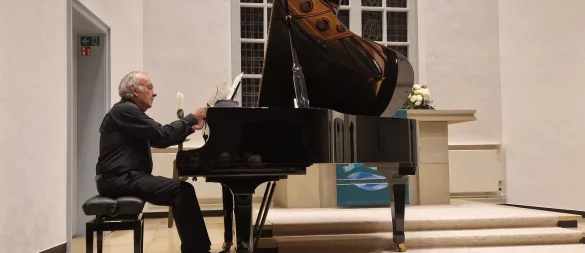 Nach dem Konzert in der Martin Luther Kirche in Blomberg diskutierte der jüdische Pianist Matitjahu Kellig mit Vertreterinnen der Landeskirche und Bürgermeister Christoph Dolle über die aktuelle Situation von Jüdinnen und Juden in Deutschland. - © Michaela Heinze