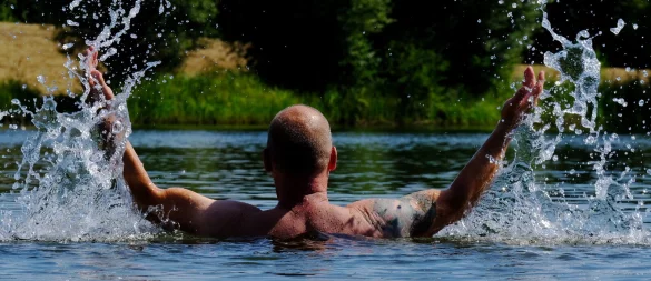 Abkühlung: Diverse Badeseen im Kreis Minden-Lübbecke locken mit dem Sprung ins Wasser. - © Heike von Schulz
