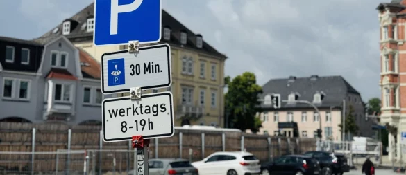 Die angedachte Verlagerung der kostenlosen Kurzzeitparkplätze vom Hornschen Tor in die Krumme Straße wird kritisiert. - © Archivfoto: Raphael Bartling