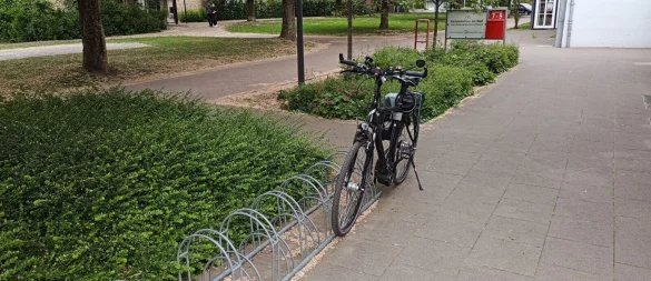 Antiquierte Fahrradständer vor dem Kastanienhaus - nicht nur für E-Bikes laut ADFC völlig unbrauchbar. - © Bildrechte: Werner Kloppmann/ADFC Lippe