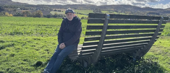 Wolfgang Thevis schätzt auf „seiner“ Bank den Weitblick. - © Sandra Castrup