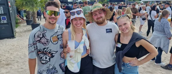 Marlin Lubbers (von links), Lynn Grote, Sedrick Richter und Lina Burre feiern gemeinsam auf dem "Lippe Open Air". - © Nadine Uphoff