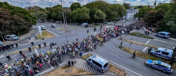 Über 2.500 Gegendemonstranten stellten sich den Neonazis in den Weg und zeigten Haltung. - © Daniel Salmon