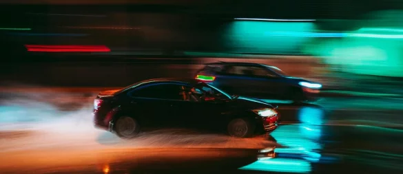 Die beiden Fahrer, die sich in Horn ein illegales Straßenrennen lieferten, haben erst mal ihre Autos und Führerscheine wieder. - © Symbolfoto: Pexels/Vova Kras