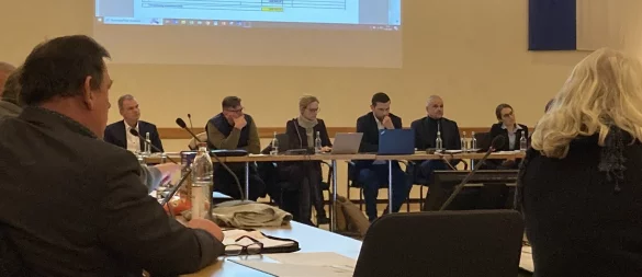 In der Ratssitzung am 13. Februar ging es auch um die Verabschiedung des Haushalts 2025. Im Vordergrund links sitzt Peter Baidin (AfD). Der Platz seines Fraktionskollegen André Buchmiller bleibt - wie fast immer - leer. - © Cordula Gröne