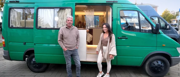 Die Gütersloherin Vanessa Grant und ihr Vater Al haben gemeinsam einen 25 Jahre alten, ausgemusterten Polizeibulli in einen stylischen Van verwandelt. - © Andreas Frücht