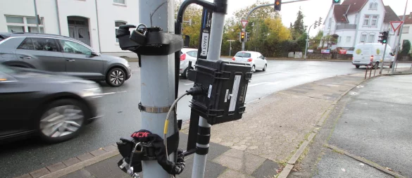 Mit diesen Geräten (hier an der Einmündung der Gosebrede auf die Herforder Straße) wird der Verkehr gezählt. - © Jens Rademacher