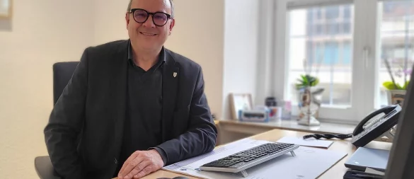 Bürgermeister Markus Baier muss seinen Schreibtisch im Rathaus nicht räumen. Montag startet er offiziell in die zweite Amtszeit. - © Katrin Kantelberg