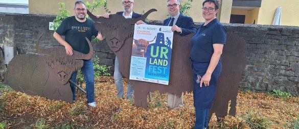 Patrick Piecha (Oerlinghausen Marketing, von links), Oliver Begemann (Sparkasse Lemgo), Sven Limberg (Lippische Landesbrandversicherung) und Petra Oberschelp (BergStadtGarten) erwarten viele Besucherinnen und Besucher zum Urland-Fest.
Foto: Oerlinghausen Marketing - © Oerlinghausen Marketing