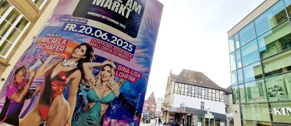 Die Plakate zu „Malle am Markt“ hängen in der Innenstadt. Die feministische Gruppe Flint*e äußert dazu Kritik, die die Verwaltung teilt. - © Ilja Regier