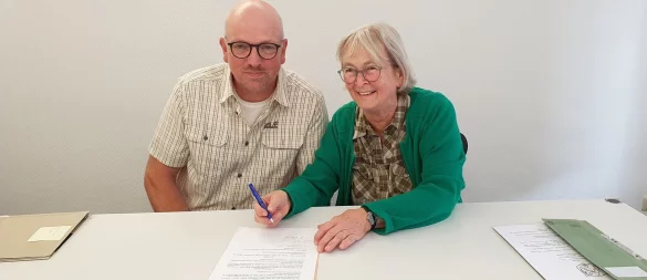 Dirk Sprute und Sabine Vogt vom Kirchenvorstand unterschreiben den Vertrag. - © Ev. Kirchengemeinde Horn
