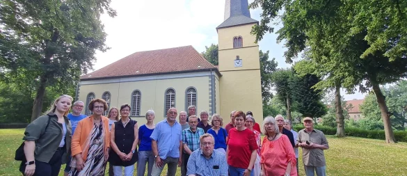 "Das ist unsere Kirche, und die lassen wir nicht politisch instrumentalisieren": Diese Mitglieder der Kirchengemeinde Istrup-Cappel sind empört darüber, dass der AfD-Bürgermeisterkandidat Jakob Baidin sich fürs LZ-Interview ausgerechnet vor ihrem Gotteshaus in Szene gesetzt hat. - © Marianne Schwarzer