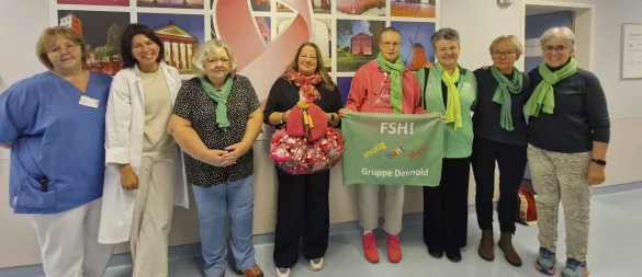 Bei der Übergabe der pinken "Sorgenwürmer" (von links): Brustkrebs-Pflegefachkraft Simone Sasse, Oberärztin Dr. Nina Pauly, Erika Häntzschl (Frauenselbsthilfe bei Krebs, FSH), Initiatorin Sabine Mirbach, Anke Theiler, Carola Schneidewind, Maria Krenkenberg und Brigitte Düllmann (alle FSH-Gruppe Detmold). - © Klinikum Lippe