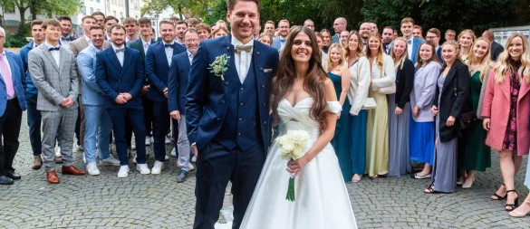 Handball-Hochzeit: Rafael und Viola Jacobsmeier im Kreise ihrer Teams vor der Trauung in der Münsterkirche. - © Ralf Bittner