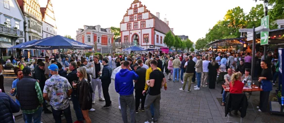 Hunderte Menschen feierten am Wochenende vor dem historischen Rathaus. - © Nicole Ellerbrake
