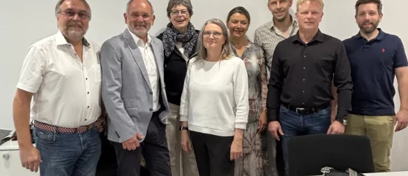 Die Rotarier (von links) Thomas Haueisen, Andreas Röhe, Sabine Franke-Schütt, Claudia Aiwas, Sabine Roßbach (beide Kinderschutzbund), Eduard Nikel, Marc Oberhokamp und Dennis Helms haben eine Spende an den Kinderschutzbund übergeben. - © Rotary Club Lemgo-Hanse