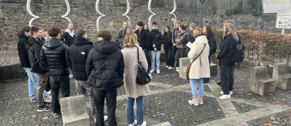 Einen Tag lang setzten sich die Religionskurse der Q2 der Gesamtschule Aspe mit jüdischen Familienschicksalen in Bad Salzuflen und Schötmar auseinander. - © Gesamtschule Aspe