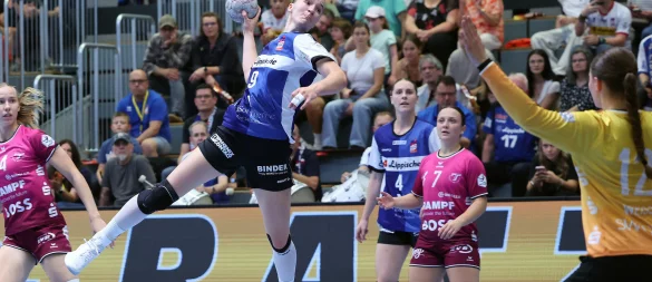 Blombergs Nationalspielerin Nieke Kühne zieht Richtung Tor, setzte zu Beginn des zweiten Abschnitts wichtige Akzente. - © Paul Cohen