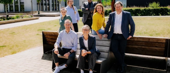 Das Transferjahr 25-Team: (hintere Reihe von links) Kristina Rein (Institut für Wissenschaftsdialog), Yvonne Fischer (Team Lehre und Lernen), Professor Dr. Josef Löffl (Institut für Wissenschaftsdialog), Julia Wunderlich (Transferförderung) Professor Dr. Stefan Witte (Vizepräsident für Forschung und Transfer), (vorne von links) Nikolas Rolf (Trinnovation), Farina Schmidt-Degenhard (Transferförderung), nicht im Bild: Lisa Mellies (Forschungs- und Transferzentrum). - © TH OWL