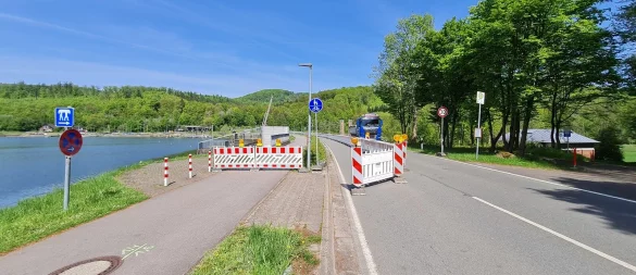 Eine Fahrbahn auf dem Staudamm in Glashütte ist auf der Seeseite gesperrt, um Radfahrer und Fußgänger sicher über die Emmer zu bringen. Denn im Bereich des Radweges und des Fußgängerweges muss die Brückenplatte neu abgedichtet werden, damit das Staubauwerk keinen Schaden nimmt.?Foto: Marianne Schwarzer - © Marianne Schwarzer