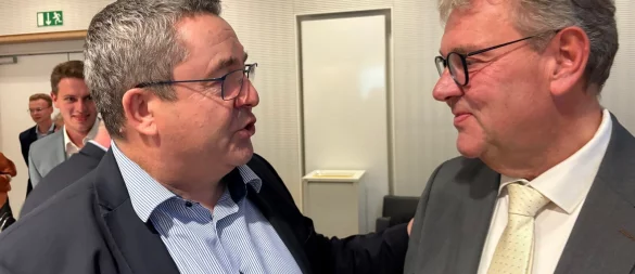 Staffelstab-Übergabe: Landrat Dr. Axel Lehmann (links) gratuliert am Stichwahl-Abend seinem Nachfolger Meinolf Haase. - © Martin Hostert