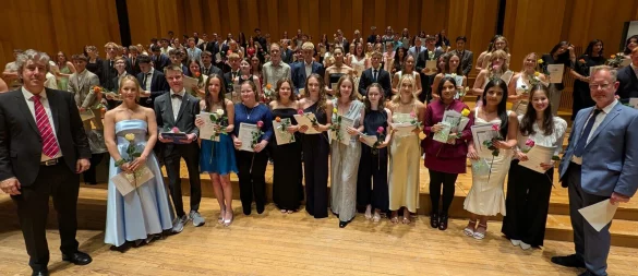 Entlassfeier des Rudolph-Brandes-Gymnasiums Bad Salzuflen: Zwölf der insgesamt 109 Abiturientinnen und Abiturienten werden von Schulleiter Clemens Boppré (links) als Jahrgangsbeste geehrt: Mieke Schürmann (von links), Fynn Heiland, Allegra Lipinksi, Talia Seidel, Michelle Wasjukow, Emely Leinweber, Charlotte Mesterheide, Maja Lorenzmeier, Miriam Funke, Fatema Bashir, Aylina Aytan und Surya Holzhausen mit Oberstufenkoordinator Dr. Uwe Kordes.a - © Annika Langhagel