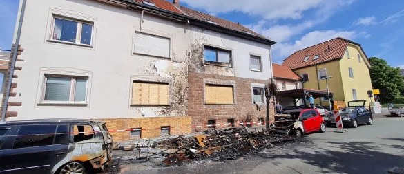 Brandermittler der Kripo haben sich die Lage vor Ort angesehen. Zufällig hat eine Überwachungskamera am Nebenhaus den Moment eingefangen, an dem der Brand ausbrach - von jetzt auf gleich, lichterloh, aber ohne Explosion. - © Marianne Schwarzer